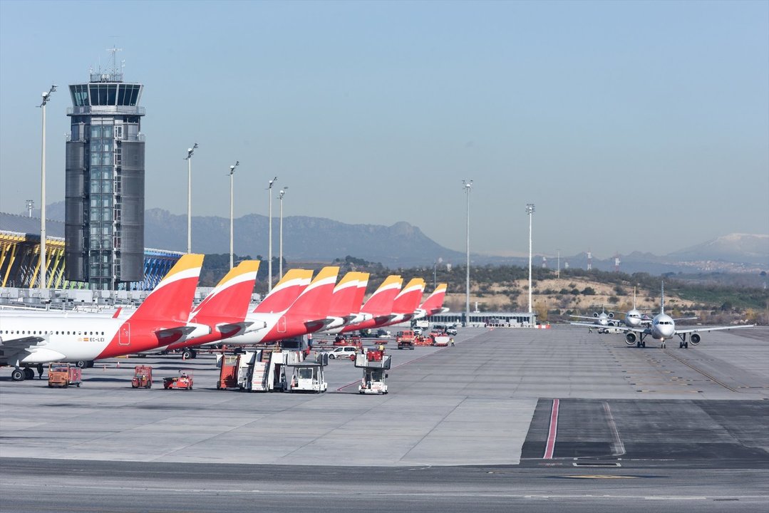 Aviones aparcados en las pistas del aeropuerto Adolfo Suárez Madrid-Barajas. // Europa Press