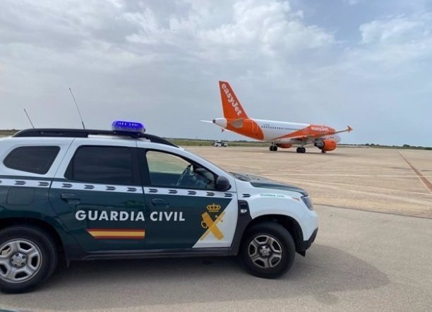 Coche de la Guardia Civil en el aeropuerto de Menorca con motivo de una amenaza de bomba. // EP