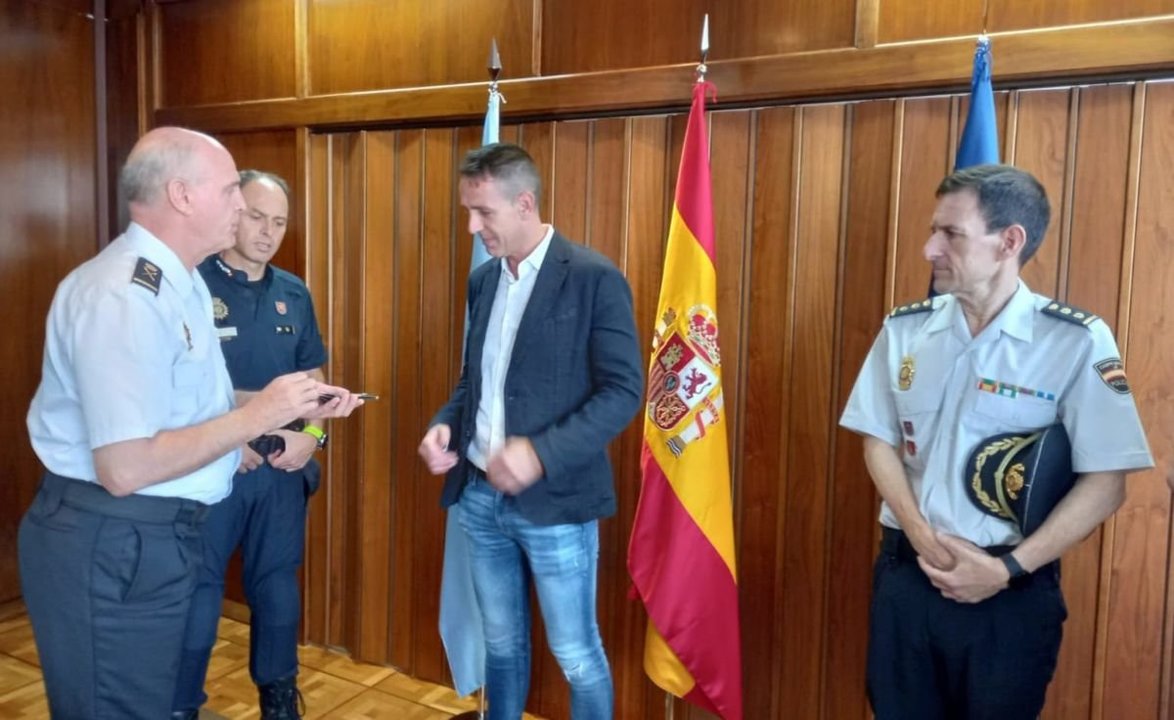 Iván Álvarez recibió en junio de 2023 el emblema del jubilado por parte del jefe superior de la Policía Nacional en Galicia, Ramón Gómez Nieto, por su dedicación y entrega al cuerpo hasta su obligada retirada de sus funciones.