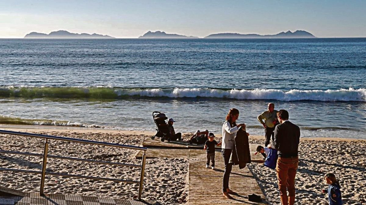 Vistas de las islas Cíes desde la playa de Samil en una jornada de buen tiempo.