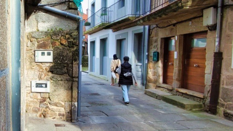 Dos personas caminan por Vigo. // Vicente Alonso
