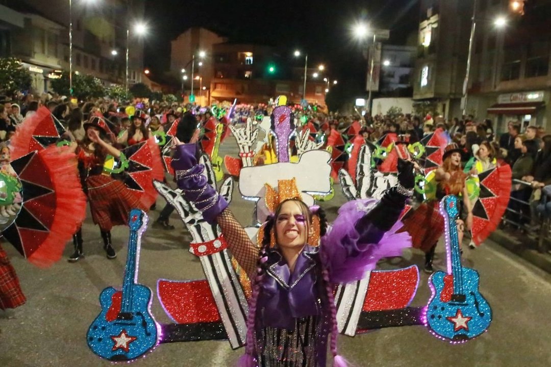 El gran Desfile de Comparsas en O Porriño abarrota las calles el Martes de Entroido.