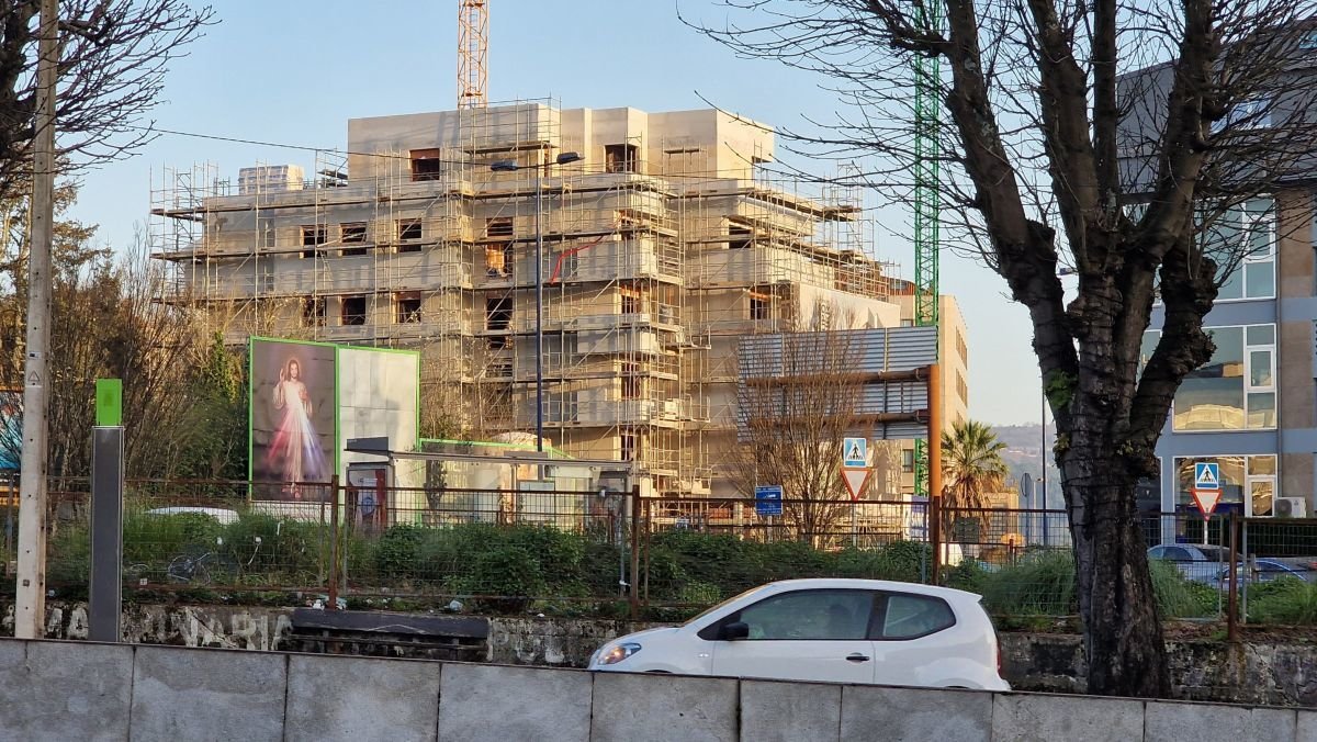 Un edificio actualmente en construcción en el entorno de la avenida de Madrid.