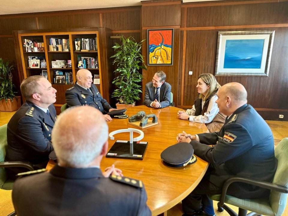 Los cuatro comisarios de Vigo, junto al alcalde de Vigo y la concejala de Seguridad, ayer en Alcaldía.