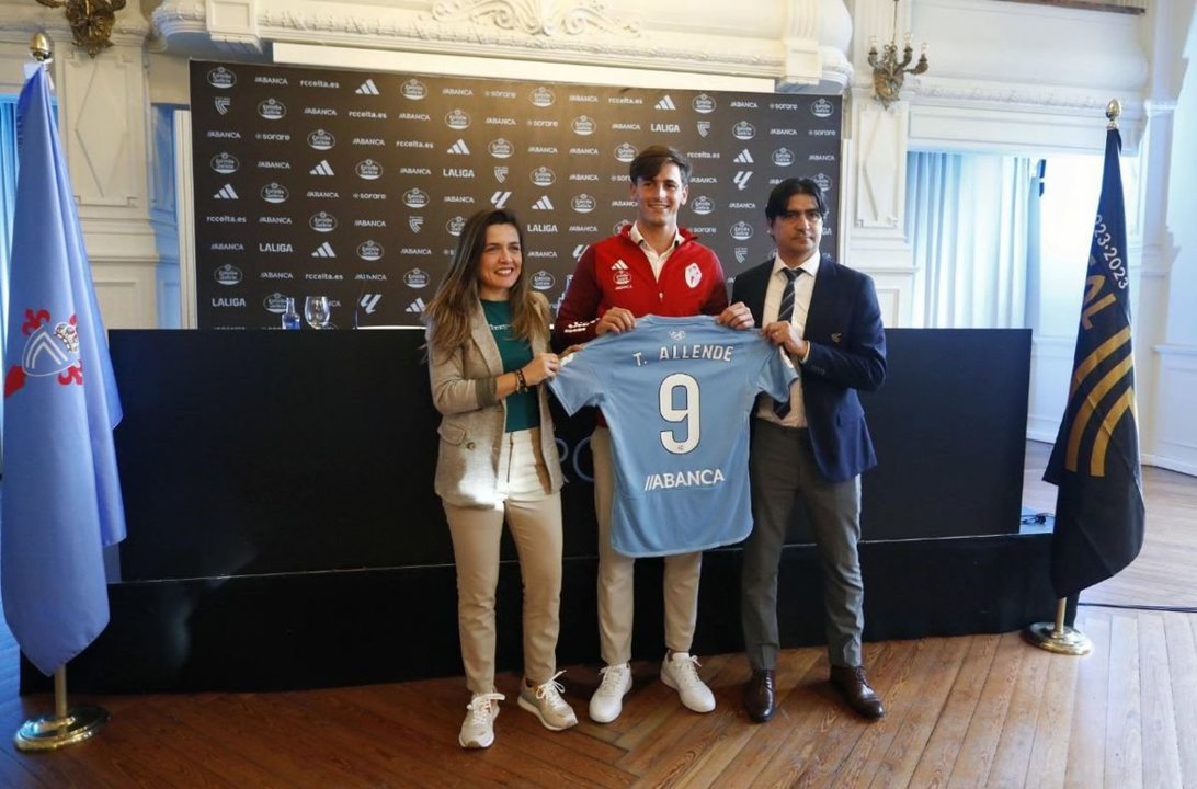 Xisela Aranda y Marco Garcés acompañaron a Tadeo Allende, ayer, en su presentación en la sede del club.
