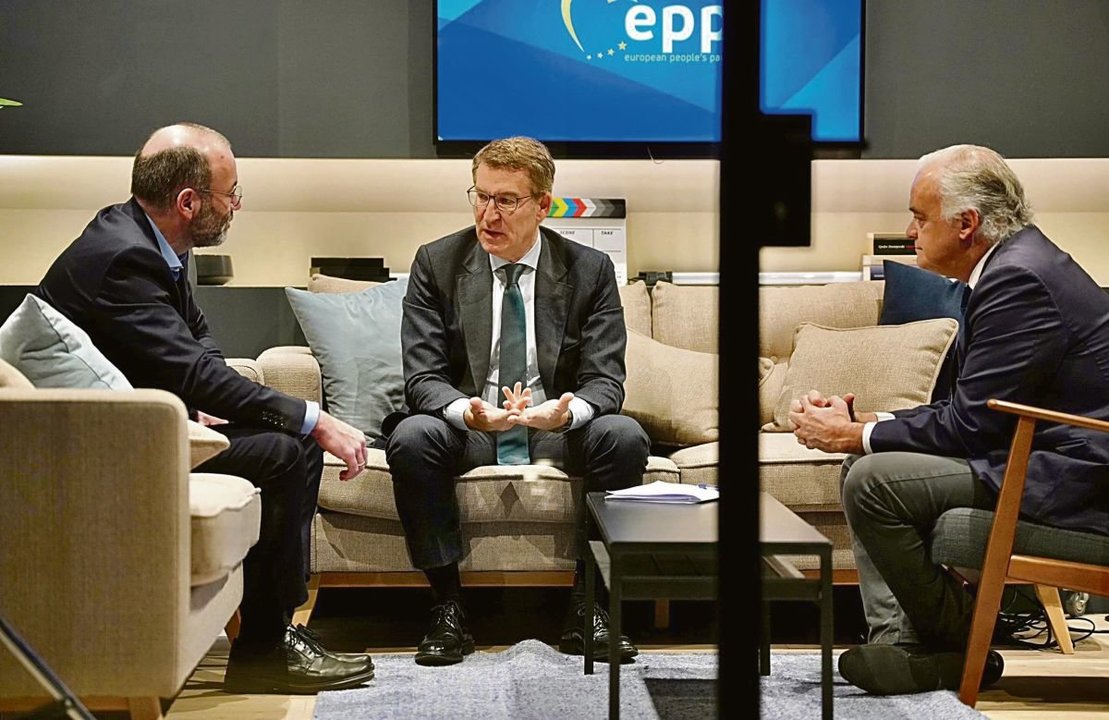 Núñez Feijóo y González Pons, ayer en Bruselas con el presidente del PPE, Manfred Weber.