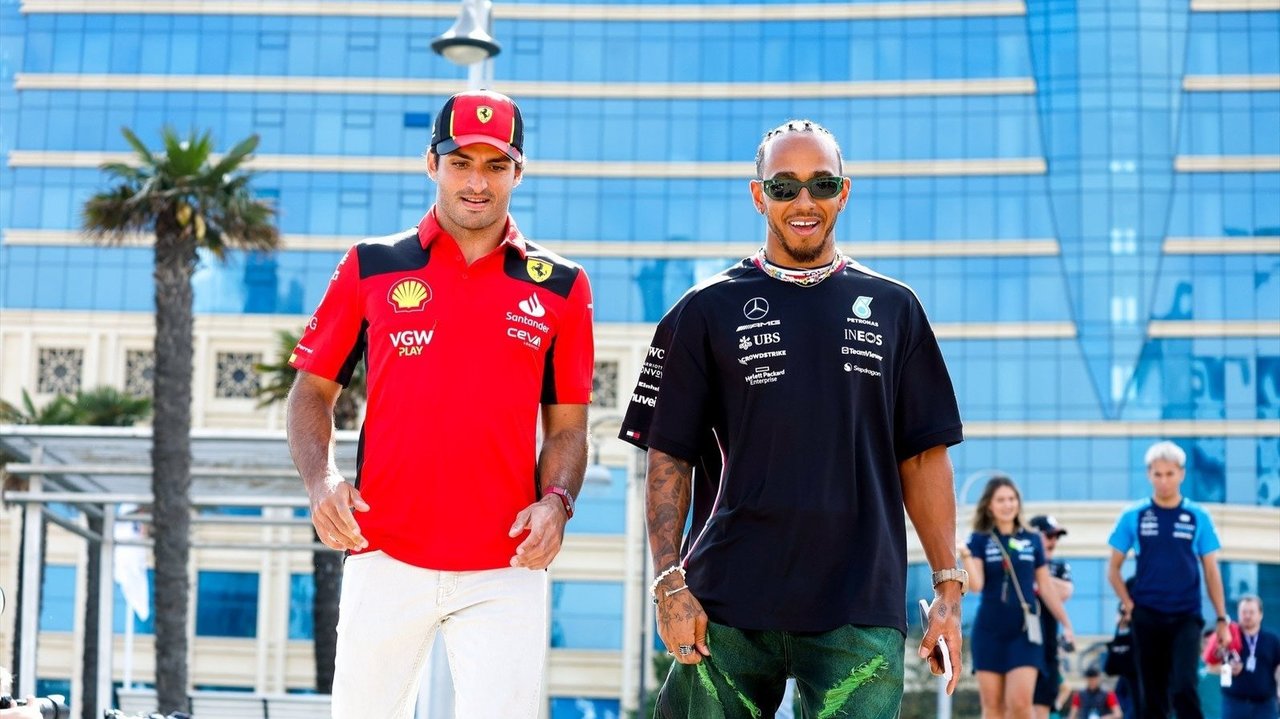 Los pilotos Lewis Hamilton y Carlos Sáinz, durante un gran premio de Fórmula 1. // E.P.