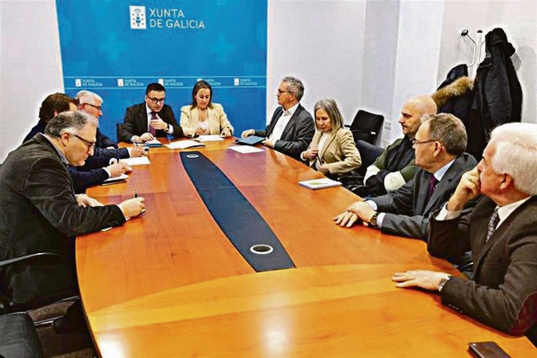 Los conselleiros, José González y Ethel Vázquez, con representantes del sector primario y los transportistas.
