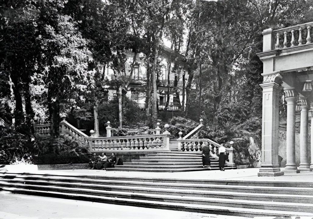 Escalinata del Gran Hotel Balneario de Mondariz, diseño y obra del escultor sevillano,  Lorenzo Coullaut-Valera.