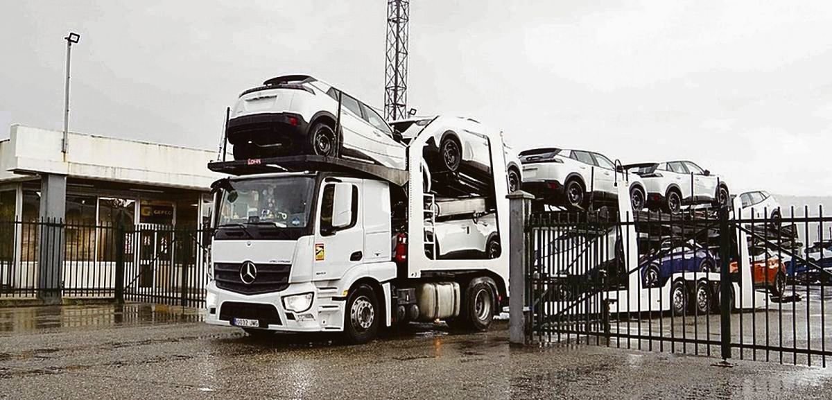 Un camión portacoches con vehículos fabricados en la planta viguesa de Stellantis.