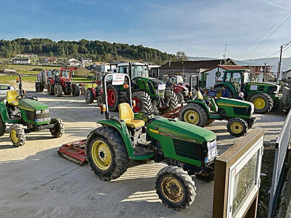 Tractores portugueses, concentrados en la Raia el jueves.