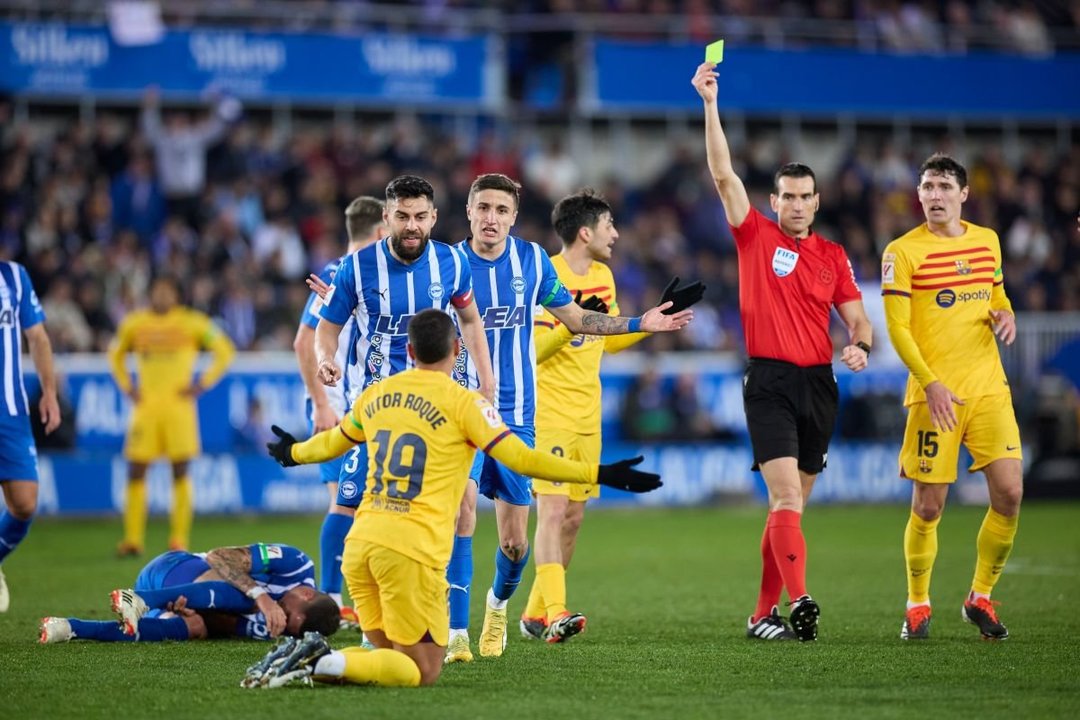 Vitor Roque vio dos amarillas en cinco minutos después de hacer el gol de la tranquilidad del Barça.