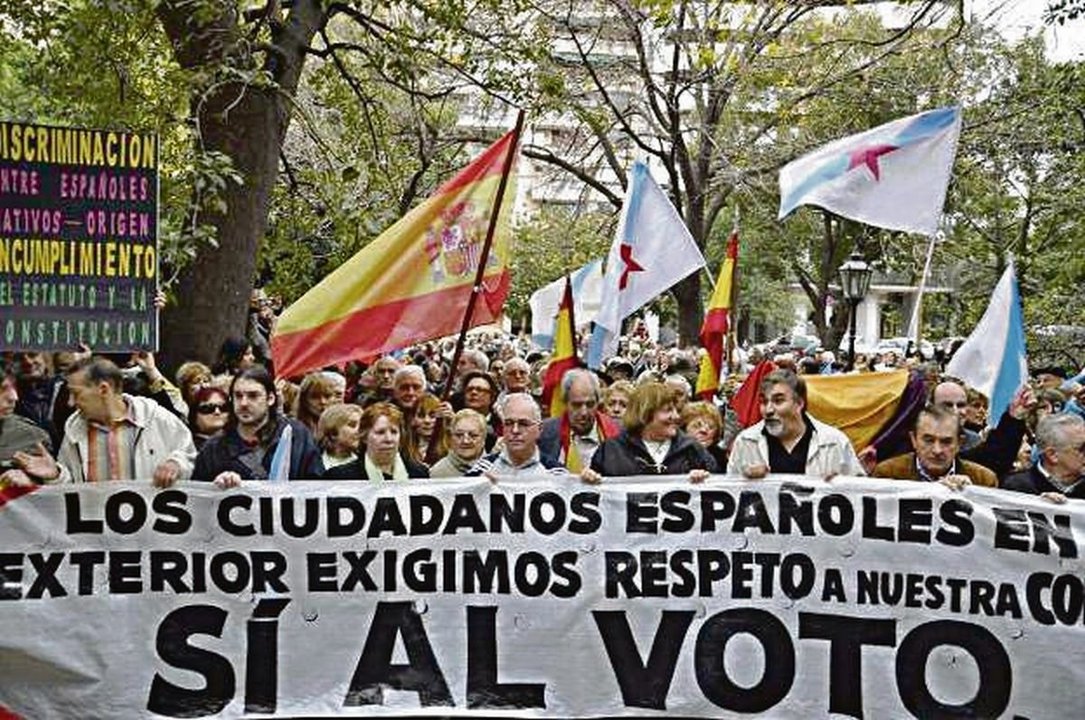 Ciudadanos españoles residentes en Argentina protestan contra el voto rogado en una manifestación en Buenos Aires.