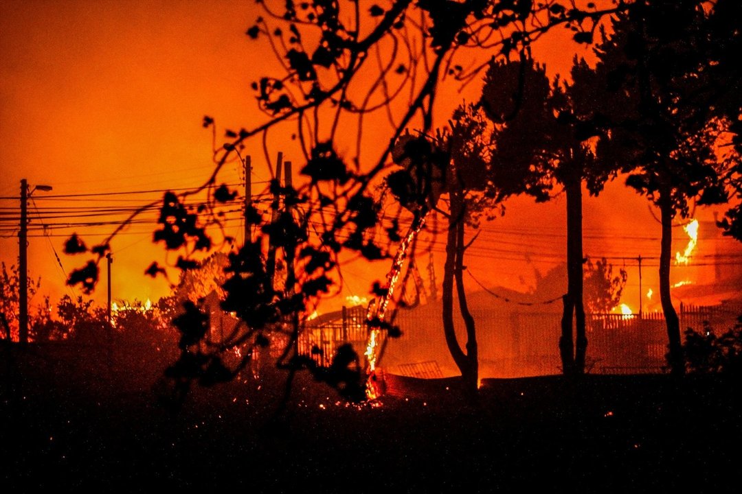 El fuego devora viviendas en Chile. // Europa Press