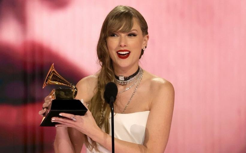 Taylor Swift con el Grammy de Álbum del año. // Getty Images