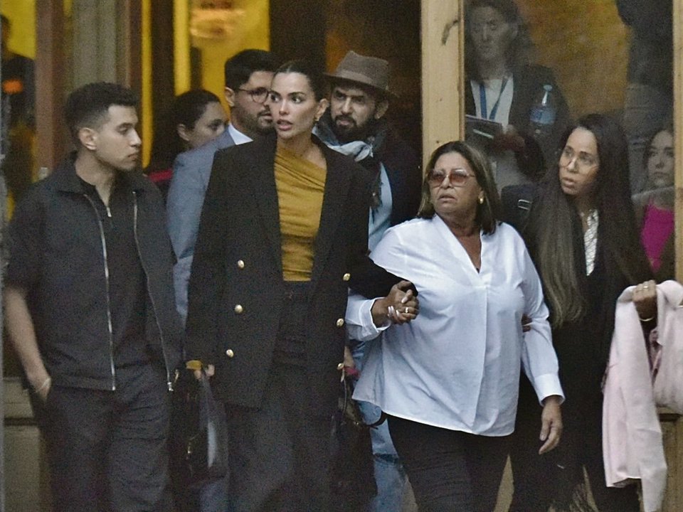 La mujer y la madre de Alves, Joana Sanz y Lucía Alves, saliendo de la Audiencia de Barcelona.