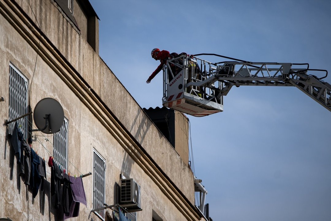 Bomberos trabajando tras el derrumbe de un edificio en Badalona. // Europa Press