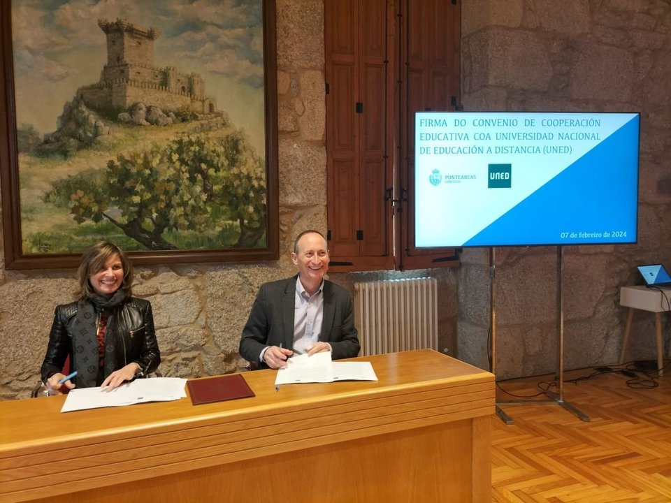 La alcaldesa Nava Castro y el director de la UNED Pontevedra, firmando ayer el acuerdo de colaboración.