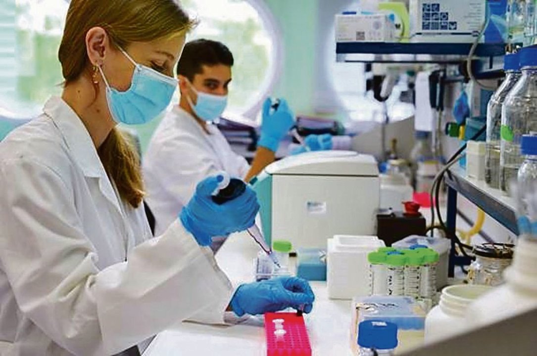Investigadores trabajando en una vacuna en el laboratorio.