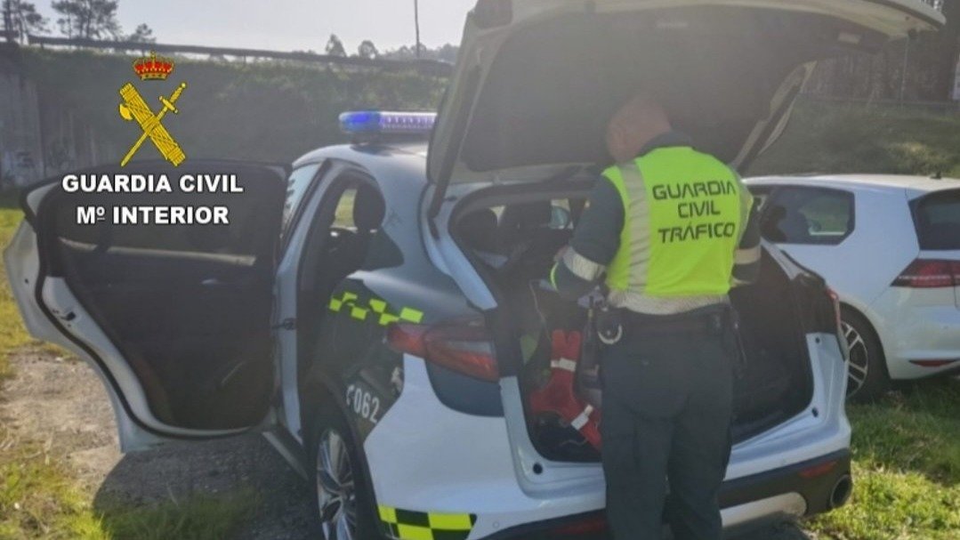 La Guardia Civil interceptó al conductor, que dio positivo en drogas.