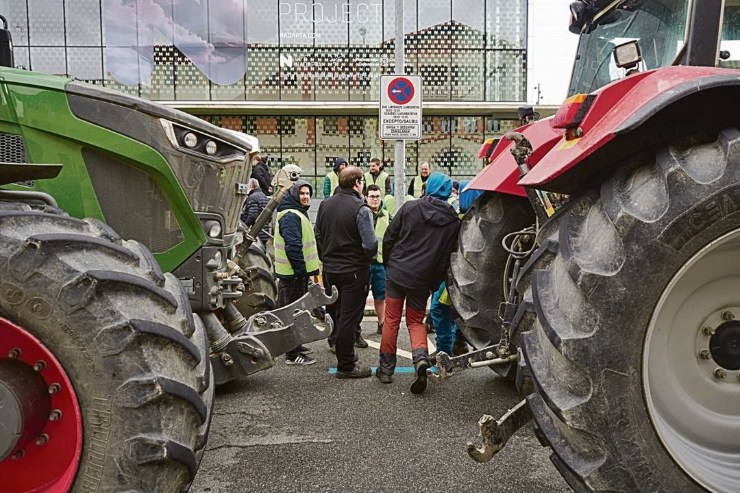 Agricultores y tractores, concentrados ayer en Pamplona.