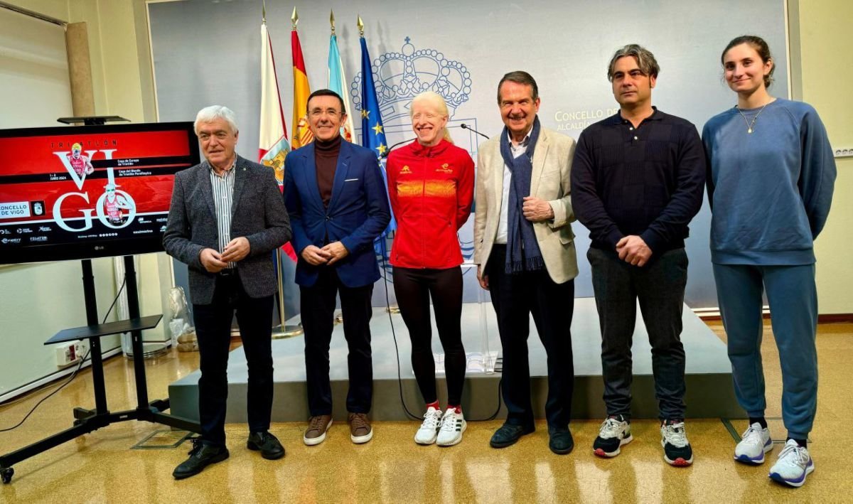 El alcalde de Vigo, Abel Caballero, y la paratriatleta Susana Rodríguez (en el centro) encabezaron ayer la presentación del triatlón de Vigo.