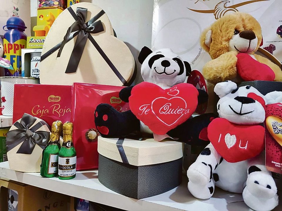 Peluches y bombones, detalles típicos para regalar en San Valentín.