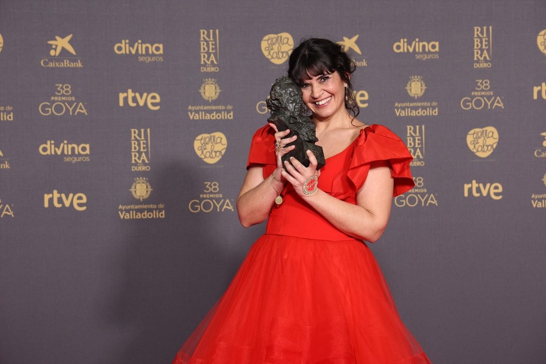 La actriz Janet Novás posa con el Goya a mejor actriz revelación. // E.P.