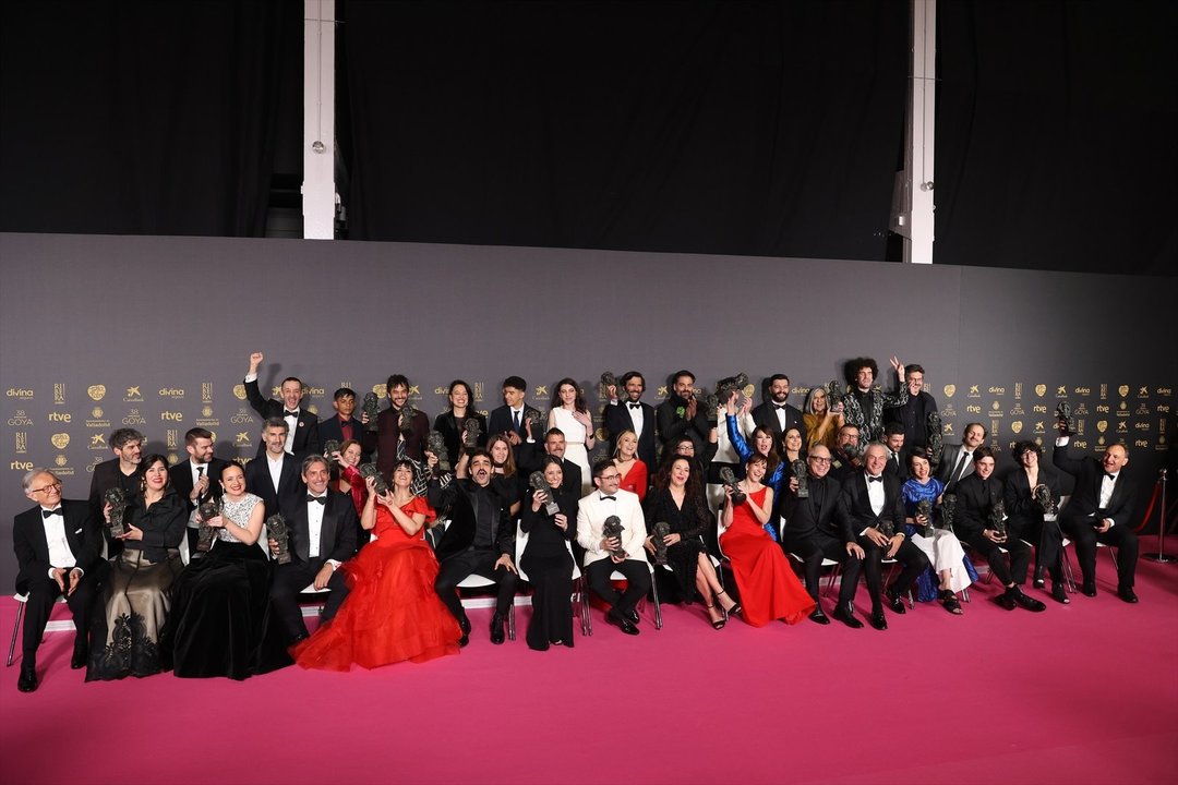 Foto de familia con todos los premiados en los Goya 2024. // Europa Press