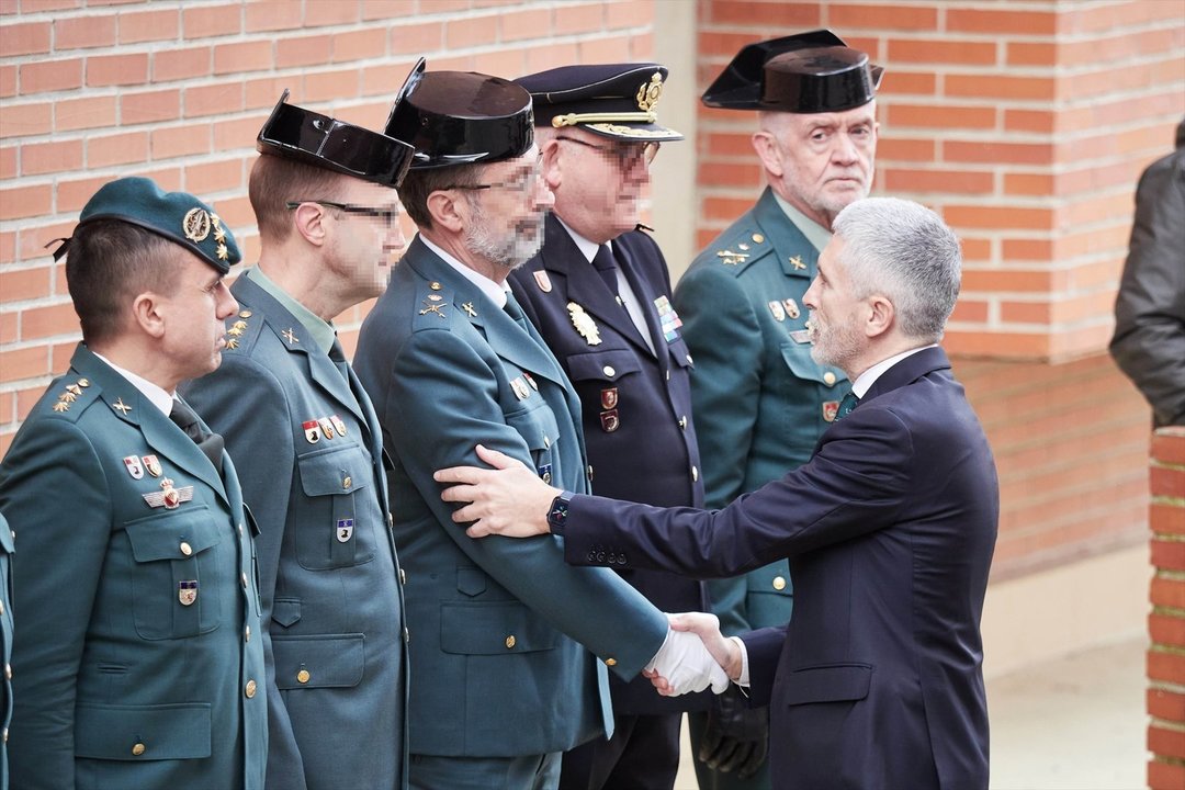 El ministro del Interior, Fernando Grande-Marlaska, saluda a los compañeros de los guardias civiles muertos en Barbate. // Europa Press