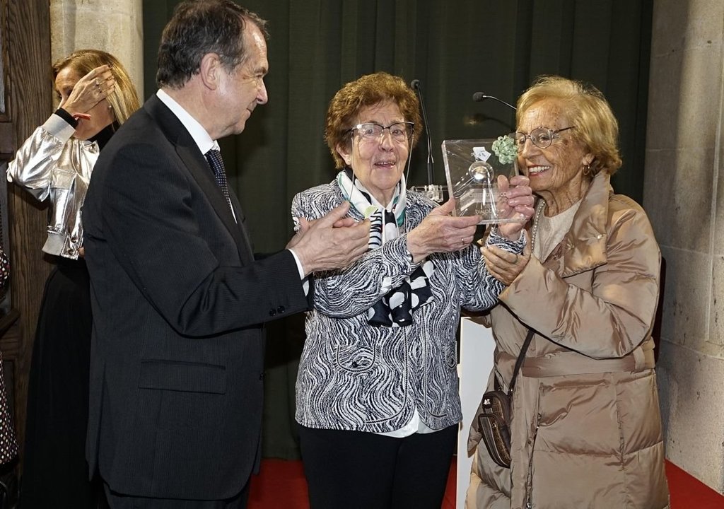 Cándida Rico, con el alcalde y Marita Vázquez de la Cruz, con el premio diseñado por Puri del Palacio.