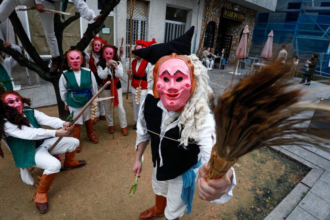 Un grupo de Merdeiros, el personaje típico del Entroido vigués, ayer por el Casco Vello.