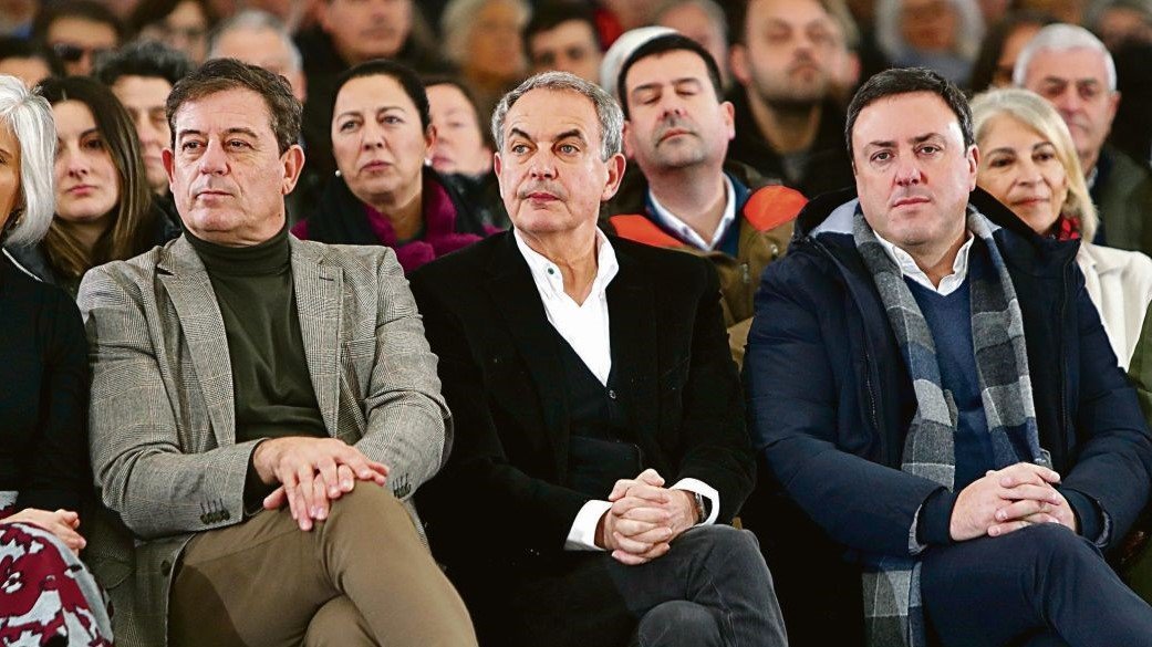 Besteiro, Zapatero, y González Formoso, en Ferrol.