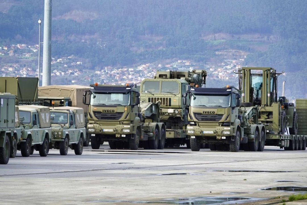 Vehículos de combate desplegados ayer en el muelle Areal, preparados para su embarque para unirse a la operación de la OTAN.