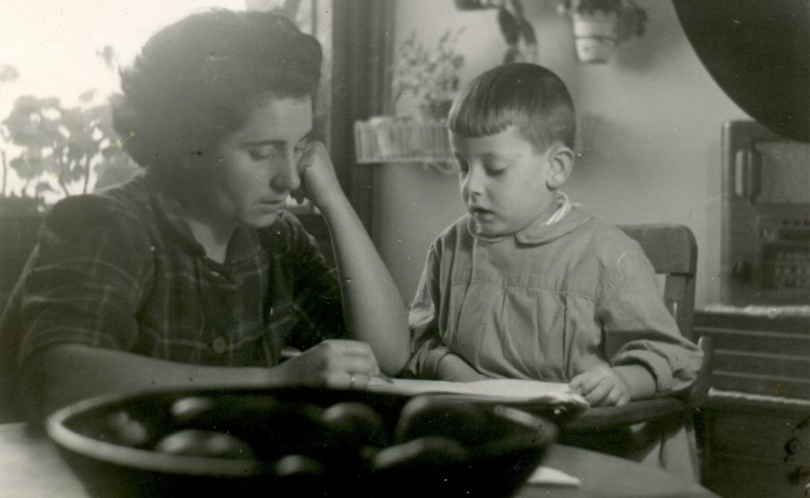 La pedagoga y profesora Antía Cal, con un alumno, en una imagen de sus orígenes.