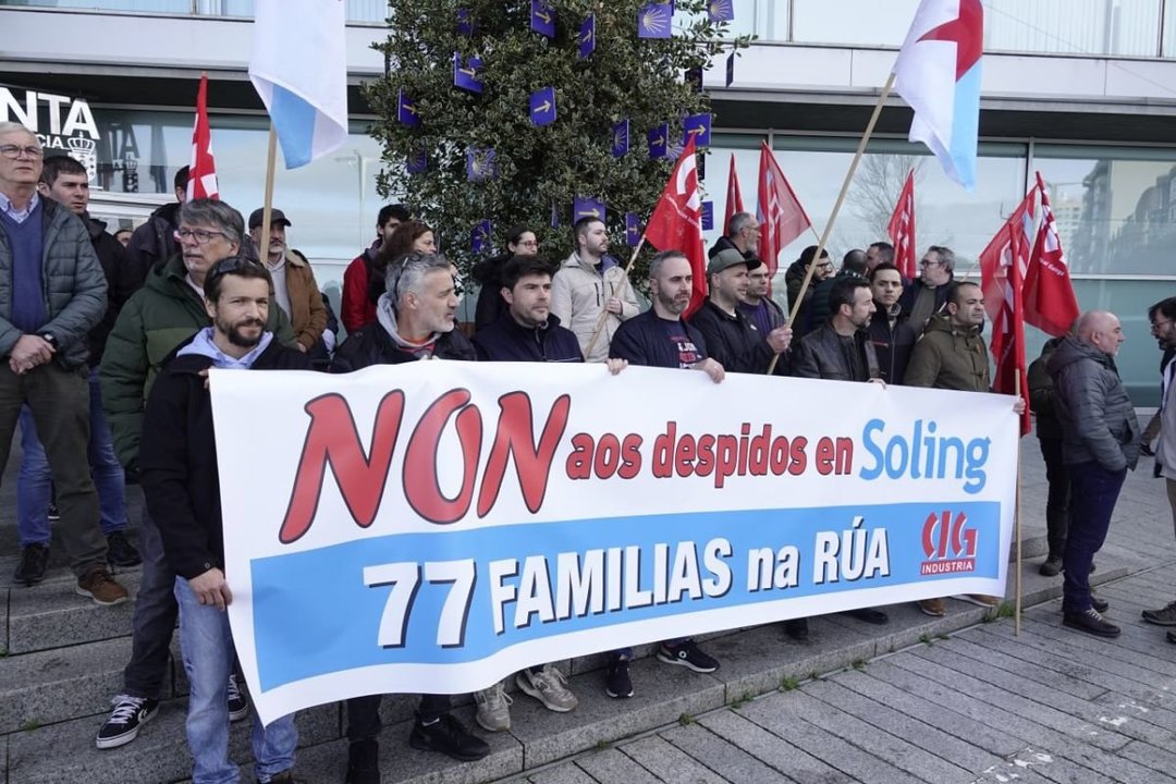Los trabajadores de Soling Instalaciones se manifestaron ante la Xunta y volverán a hacerlo la próxima semana.