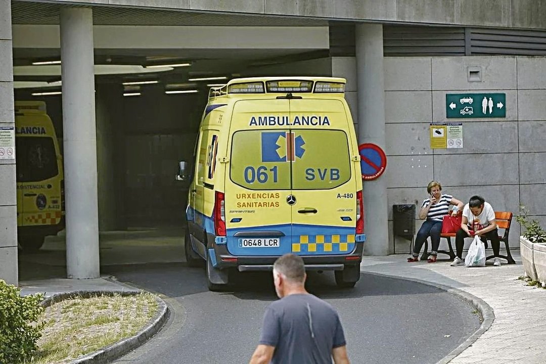Una ambulancia en el servicio de Urxencias en Ourense.