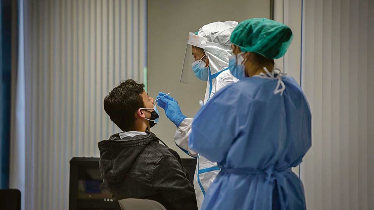 Un hombre se realiza una prueba de antígenos durante la pandemia.