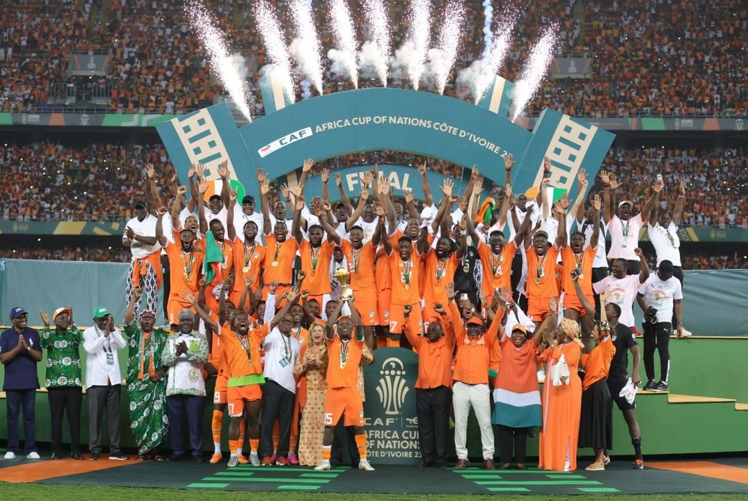 Bamba celebrando el triunfo como campeón de África junto a su equipo.