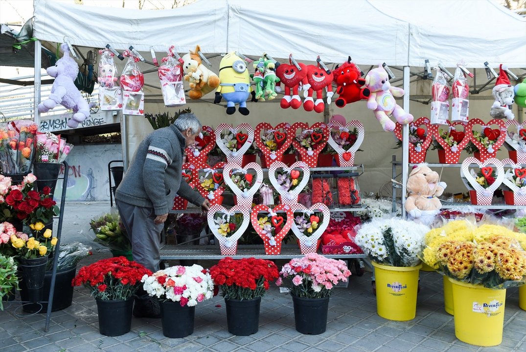 Flores en cajas con forma de corazón para regalar en San Valentín. // Europa Press