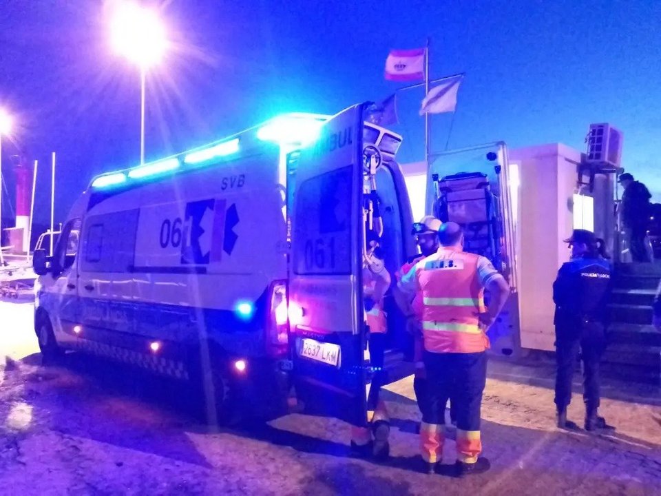 La ambulancia que asistió al fallecido en Poio. // Policía Local de Poio