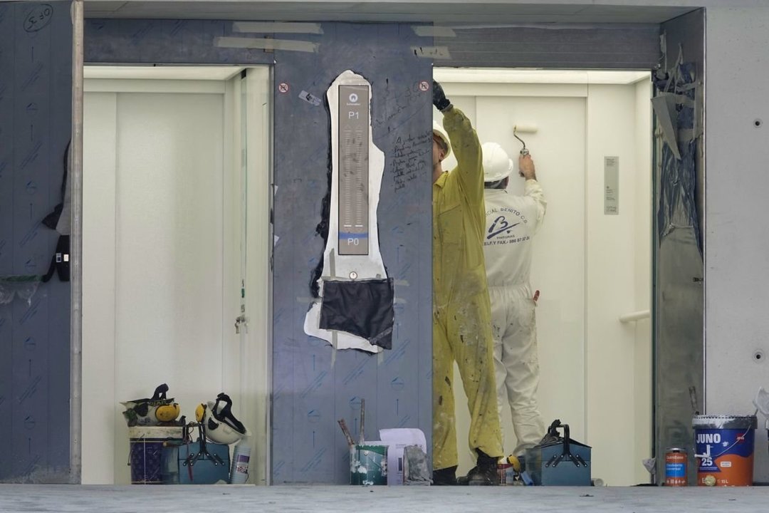 Obreros pintando ayer los ascensores del Halo.