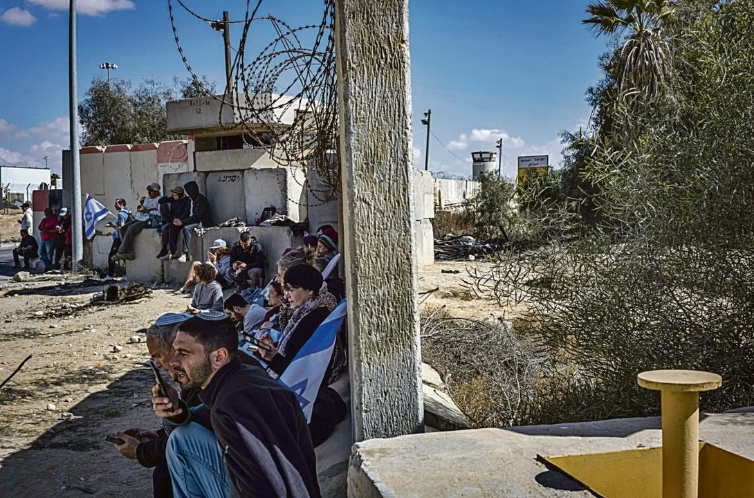 Israelíes bloquean un paso fronterizo para evitar la ayuda.