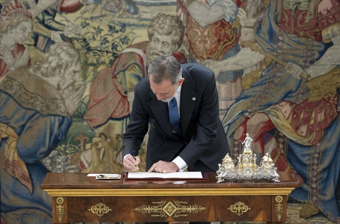 El Rey Felipe VI sanciona la reforma del artículo 49 de la Constitución Española, en el Palacio de la Zarzuela. // EP