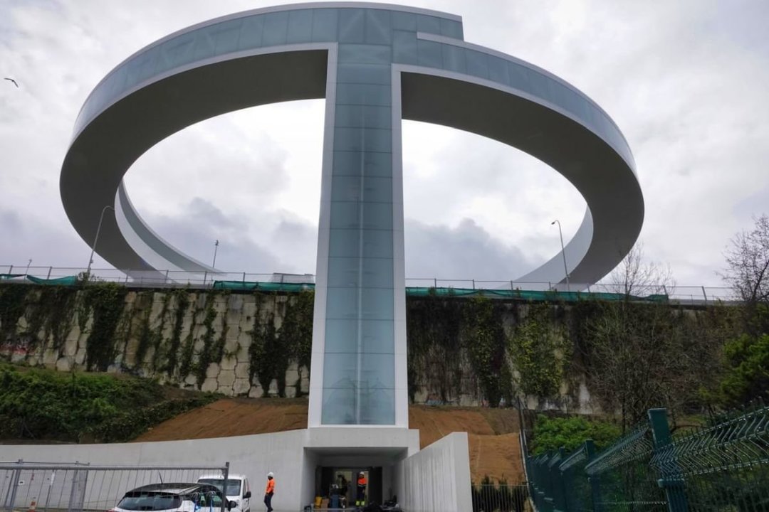 El ascensor Halo ayer visto desde Serafín Avendaño, ya finalizado.
