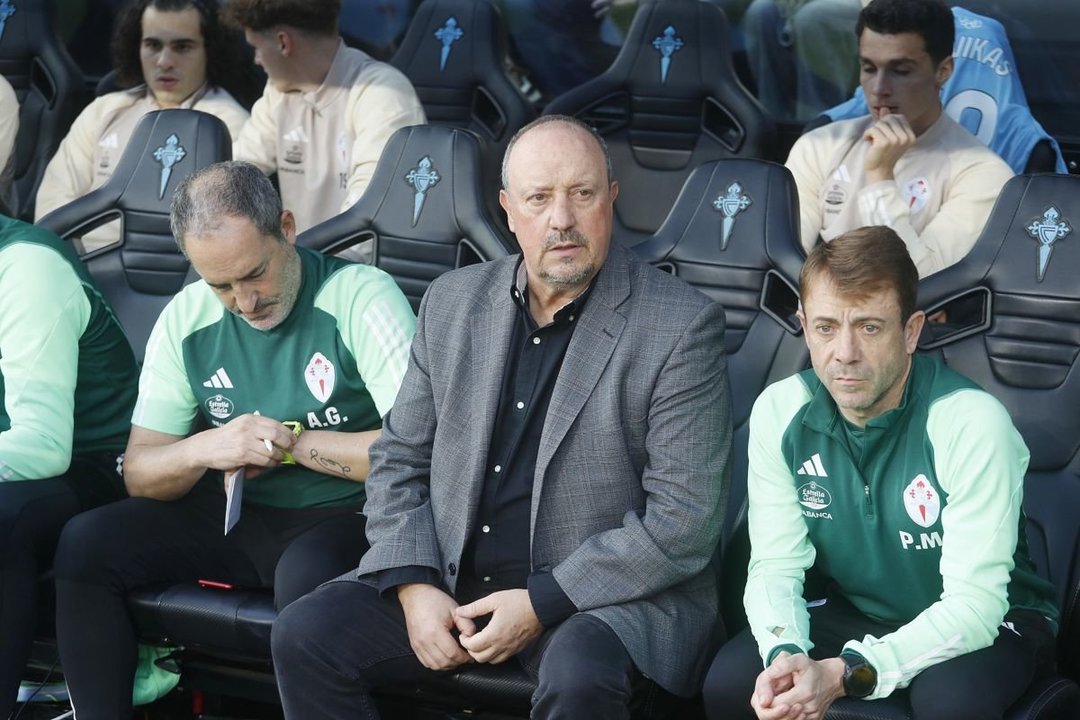 Rafa Benítez, sentado en el banquillo junto a sus ayudantes, en el partido de ayer en Balaídos.