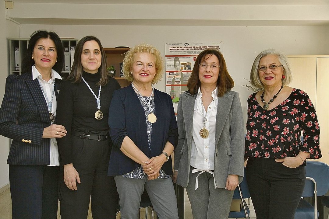 María José Menor, Miriam Vázquez, Floren Vale, Milagros Fernández y Reyes Pérez, en las instalaciones del Colegio de Enfermería.