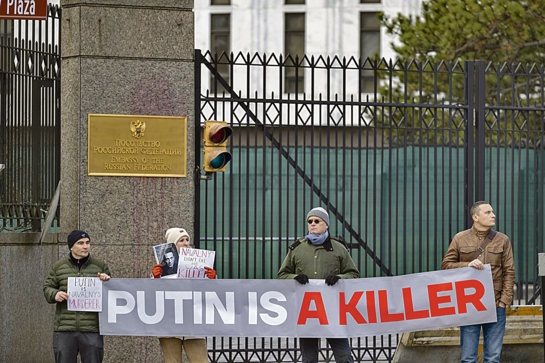 Un grupo sujeta una pancarta frente la embaja rusa de Washington, en Estados Unidos.