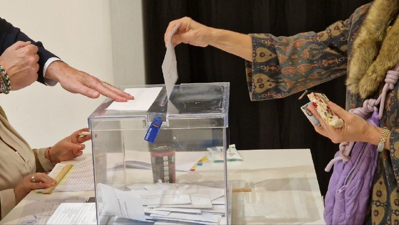 Persona votando en Casa das Artes en Vigo. // J.V. Landín