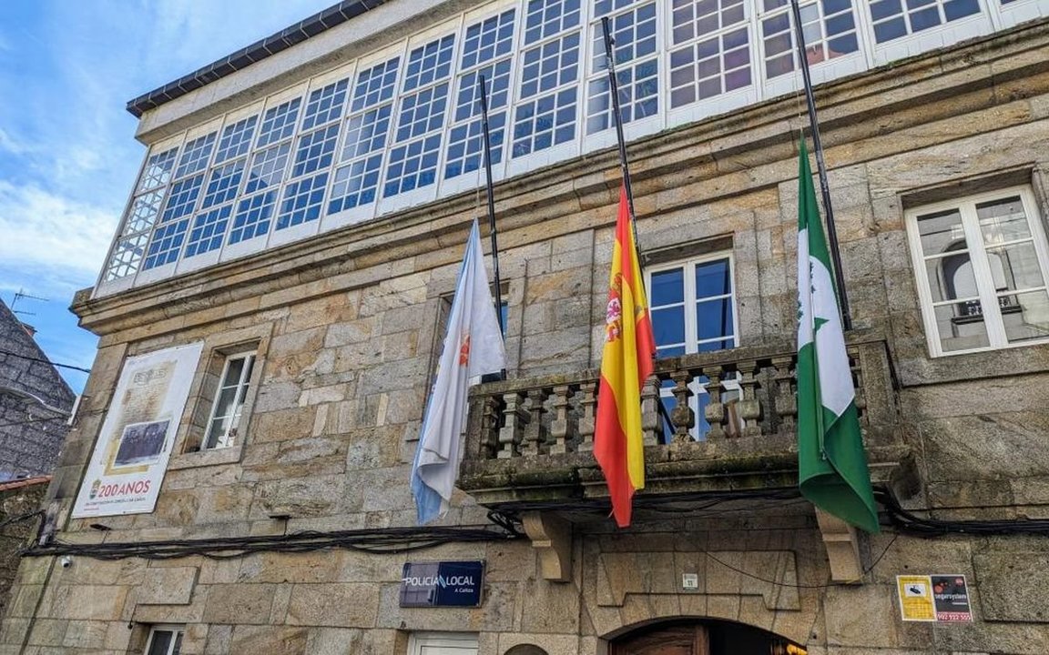 Banderas a media asta en la Casa Consistorial de A Cañiza en señal de duelo.